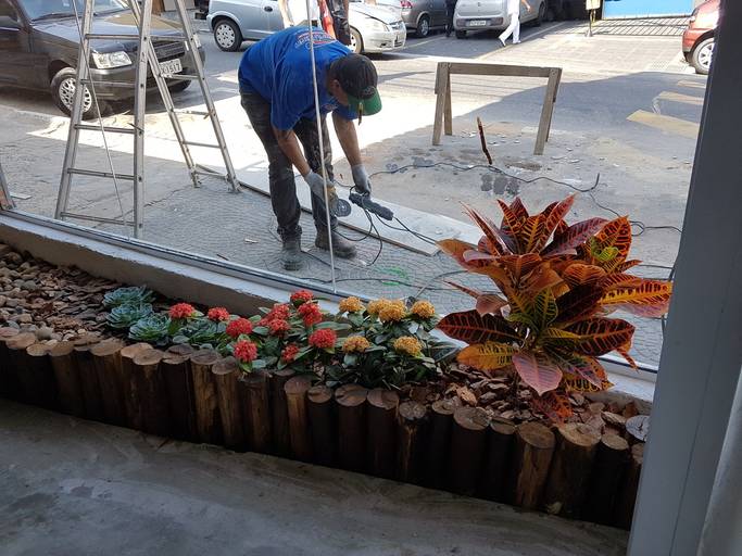 Reforma Comercial com um toque intimista finalizada com o paisagismo.