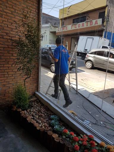 Reforma corporativa com estilo industrial e um toque intimista através do paisagismo.