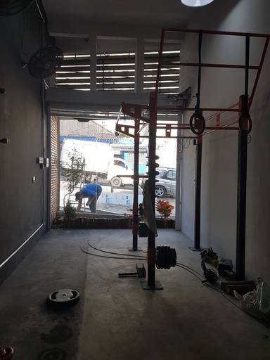 Reforma e Construção Comercial
Estilo Industrial
Pintura em preto, Piso cimento polido, tijolos à vista, elétrica em eletrodutos expostos e para finalizar um toque com o paisagismo.