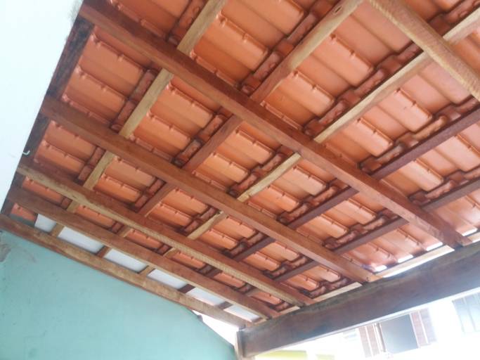 Construção de pequena cobertura - Telhado aparente com madeira tratada e envernizada, telha cerâmica resinada.
Guarulhos SP