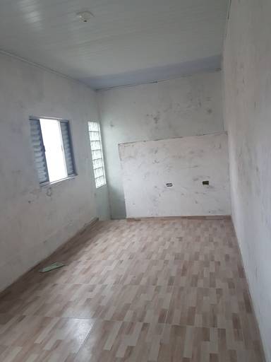 Construção residencial simples, com instalação de piso emassamento das paredes sem pintura.
Guarulhos SP