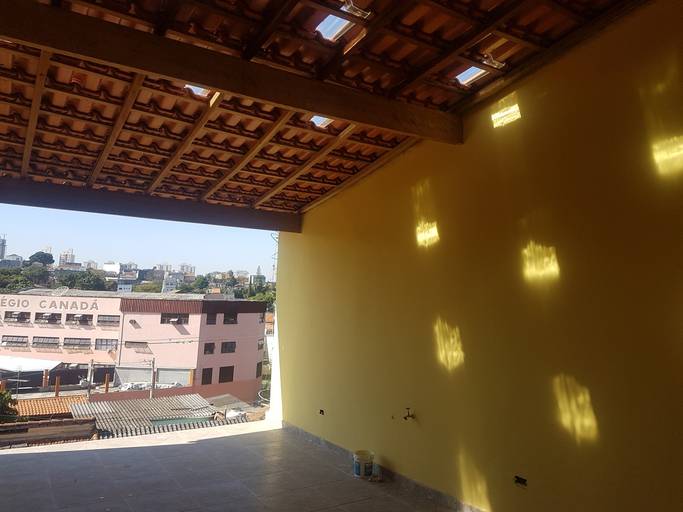 Construção/ampliação residencial com construção do telhado aparente e uso de telhas de vidro para melhorar a iluminação natural, instalação elétrica e hidrúlica, instalação de piso e pintura.
