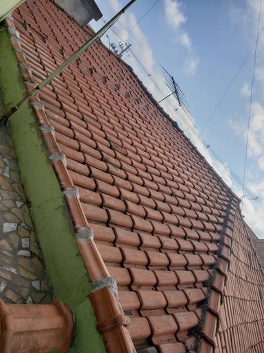 Manutenção telhado residencial, com readequação dos condutores de água, instalação das cumeeiras, instalação de manta de subcobertura, de calhas e troca de telhas.
Guarulhos SP
