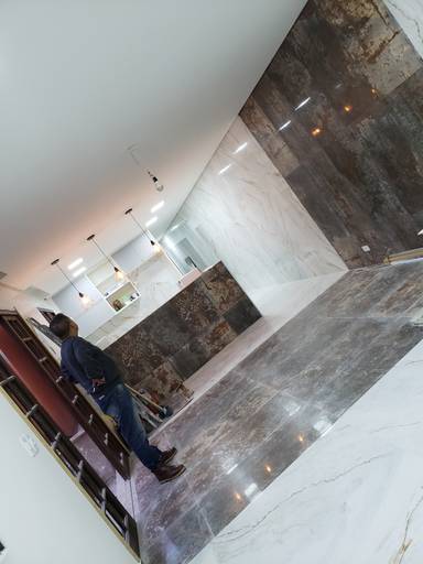 Construção e reforma residencial com regularização de paredes, regularização do piso instalação de revestimentos e piso porcelanato, instalação de forro tabicado, readequação elétrica e hidráulica, iluminação pintura geral.