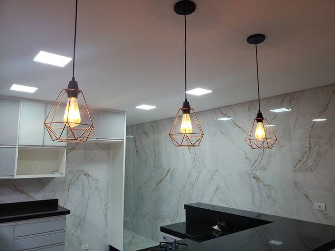 Reforma residencial com instalação de revestimento e piso porcelanato, construção de bancada para cozinha americana, instalação de forro tabicado, adequação elétrica e hidráulica, iluminação e pintura.
São Paulo SP