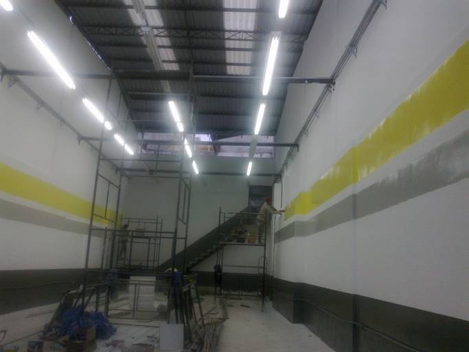 Construção comercial, com muro de arrimo, terraplenagem, levantamento das paredes em bloco estrutural, instalação elétrica, hidráulica, telhado, calhas e rufos, piso cimento polido e pintura.
Guarulhos SP 