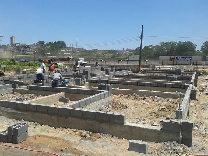 Construção galpão corporativo
Construção de sapatas, baldrames, construção de paredes em bloco aparente, instalação de rede elétrica e hidráulica, construção de piso, concretagem, instalação de revestimentos, pintura geral.
Guarulhos SP