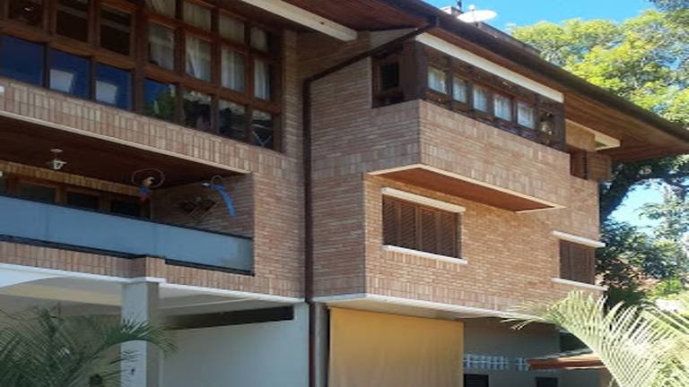 Reforma residencial e manutenção do telhado. Demolição da cozinha antiga e instalação de novo designer de cozinha estilo americano.
Mairiporã SP