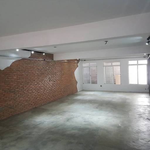 Reforma comercial, construção de mezanino, instalação de parede em tijolo aparente, piso em cimento polido, pintura, adequação elétrica.
Estilo industrial