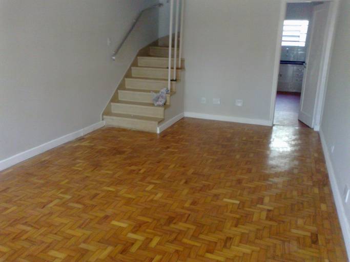 Reforma residencial com restauro do piso de tacos, troca de pisos e revestimentos nas áreas molhadas, manutenção no telhado e pintura geral.