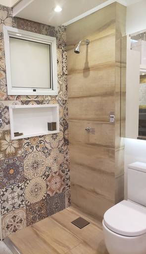 Reforma em banheiro com instalação em porcelanato, instalação de nicho, instalação de rede elétrica e hidráulica.
