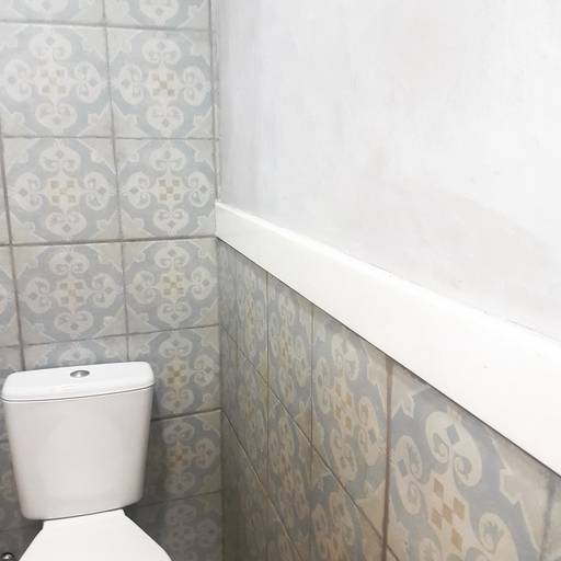 Instalação de revestimento com parede em cimento polido ou marmorato