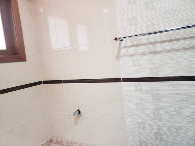 Instalação de revestimento com faixa e painel decorativa