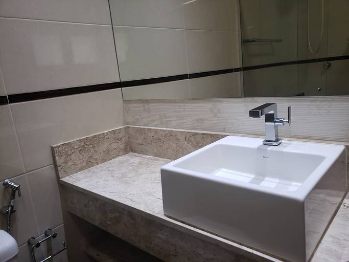 Instalação de revestimento e bancada para lavatório