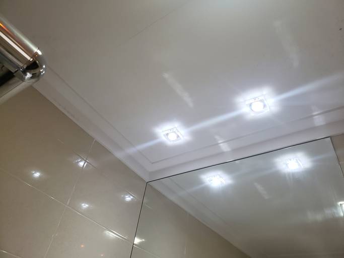 Colocação de revestimento e iluminação adequada ao ambiente