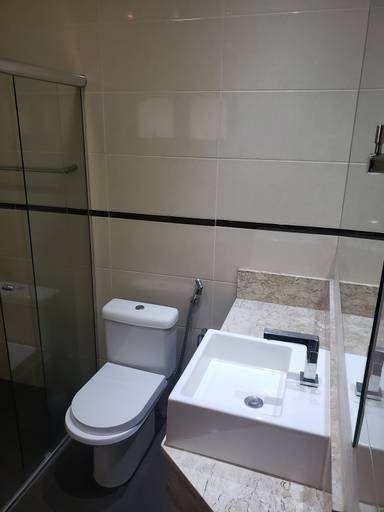 Instalação de piso porcelanato e revestimento com faixa decorativa