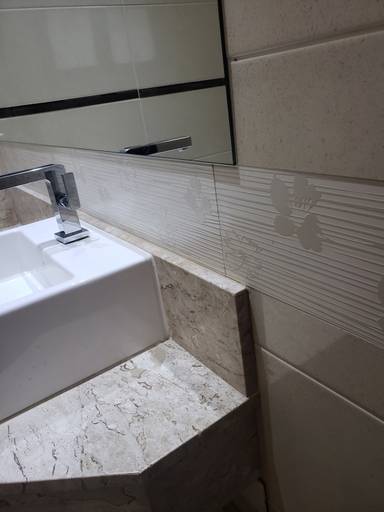 Composição de revestimento com faixa decorativa