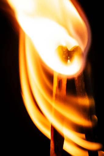 Rostos colados e braços entrelaçados