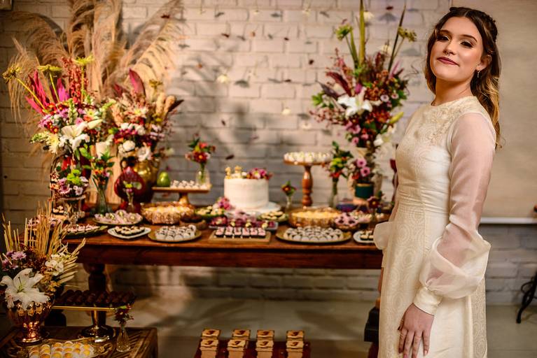 A debutante deslumbrante compondo a fotografia como parte da decoração