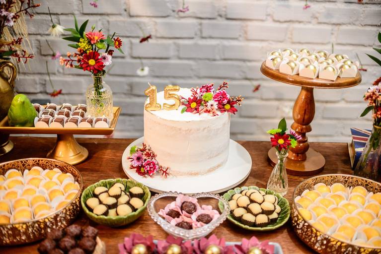 O bolo e seus detalhes com flores naturais