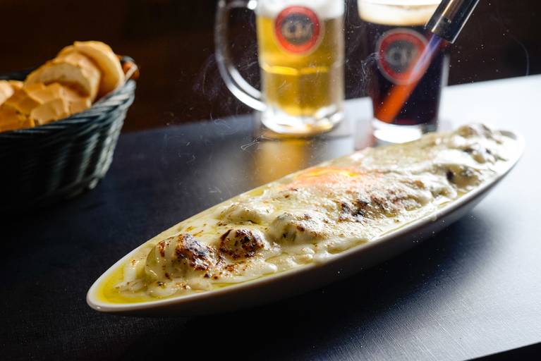 porção de almondegas com queijo derretido