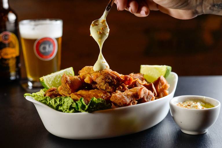 porção de frango frito com molho especial de maionese e chopp artesanal