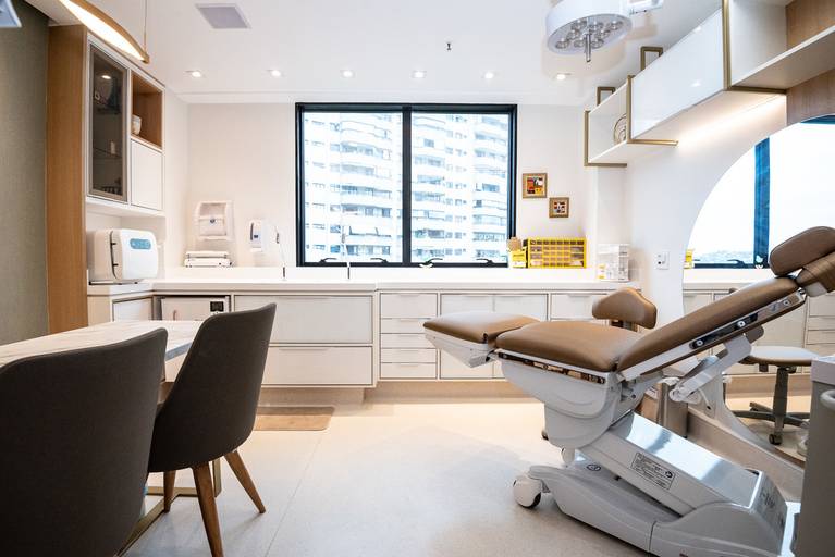 Fotografia RJ - Ensaio fotográfico institucional e corporativo. Retratos da Dra Bárbara Ciraudo e do seu consultório de dermatologia na Barra da Tijuca - RJ. Fotografia profissional para sites e Instagram.  Fotos de Jaque Salles fotografia.