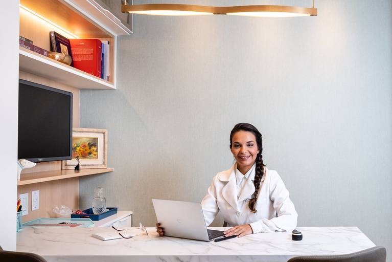 Fotografia RJ - Ensaio fotográfico institucional e corporativo. Retratos da Dra Bárbara Ciraudo e do seu consultório de dermatologia na Barra da Tijuca - RJ. Fotografia profissional para sites e Instagram.  Fotos de Jaque Salles fotografia.