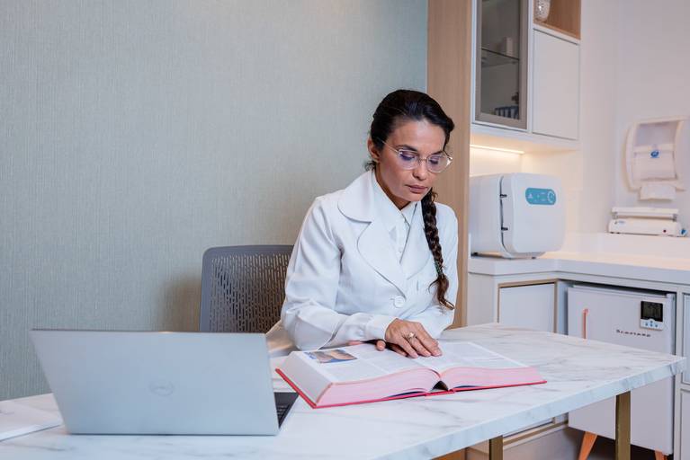 Fotografia RJ - Ensaio fotográfico institucional e corporativo. Retratos da Dra Bárbara Ciraudo e do seu consultório de dermatologia na Barra da Tijuca - RJ. Fotografia profissional para sites e Instagram.  Fotos de Jaque Salles fotografia.