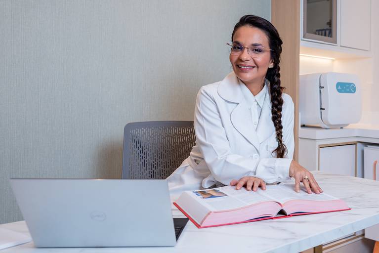 Fotografia RJ - Ensaio fotográfico institucional e corporativo. Retratos da Dra Bárbara Ciraudo e do seu consultório de dermatologia na Barra da Tijuca - RJ. Fotografia profissional para sites e Instagram.  Fotos de Jaque Salles fotografia.