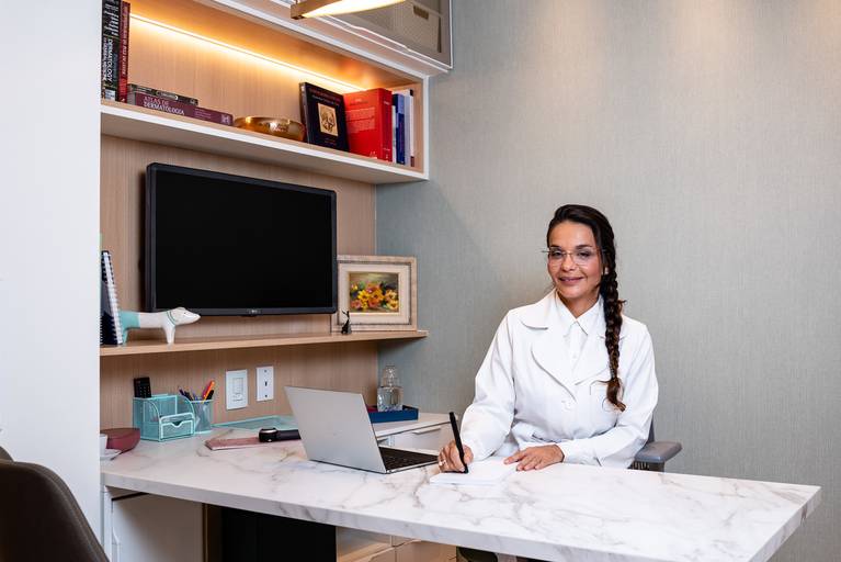 Fotografia RJ - Ensaio fotográfico institucional e corporativo. Retratos da Dra Bárbara Ciraudo e do seu consultório de dermatologia na Barra da Tijuca - RJ. Fotografia profissional para sites e Instagram.  Fotos de Jaque Salles fotografia.
