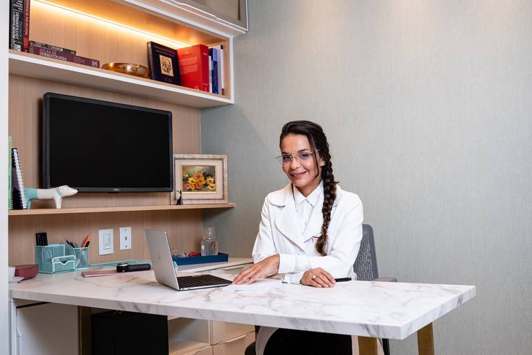 Fotografia RJ - Ensaio fotográfico institucional e corporativo. Retratos da Dra Bárbara Ciraudo e do seu consultório de dermatologia na Barra da Tijuca - RJ. Fotografia profissional para sites e Instagram.  Fotos de Jaque Salles fotografia.