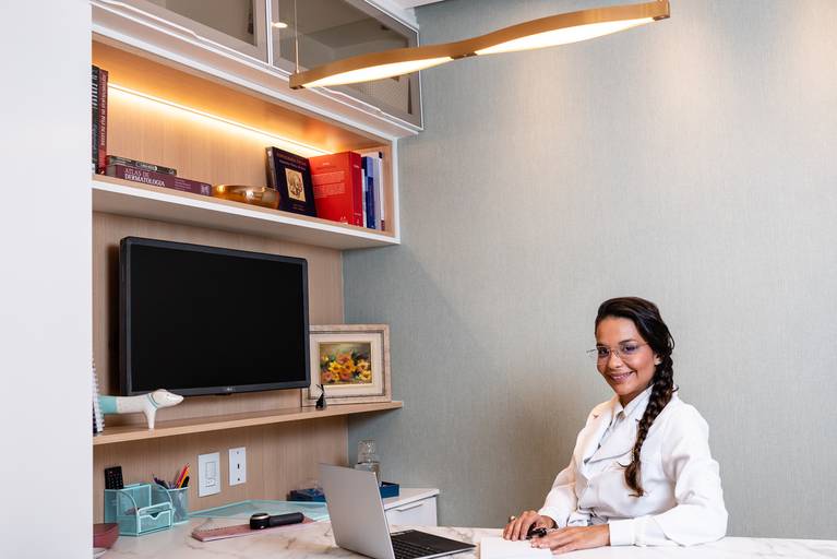 Fotografia RJ - Ensaio fotográfico institucional e corporativo. Retratos da Dra Bárbara Ciraudo e do seu consultório de dermatologia na Barra da Tijuca - RJ. Fotografia profissional para sites e Instagram.  Fotos de Jaque Salles fotografia.