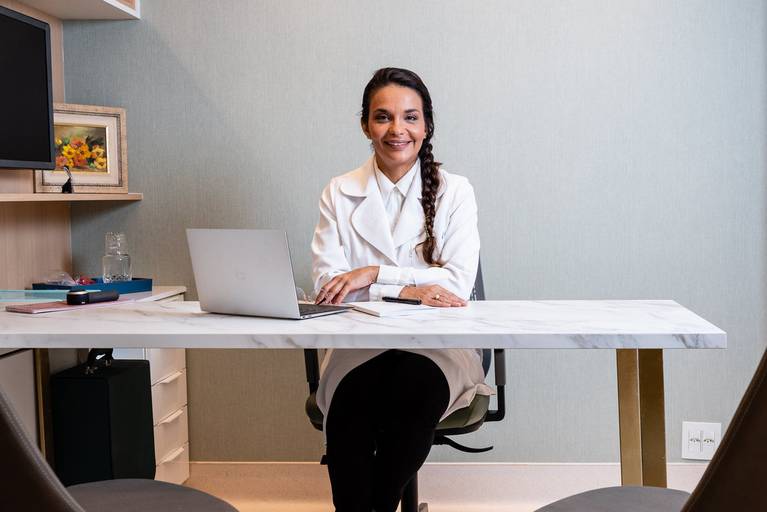 Fotografia RJ - Ensaio fotográfico institucional e corporativo. Retratos da Dra Bárbara Ciraudo e do seu consultório de dermatologia na Barra da Tijuca - RJ. Fotografia profissional para sites e Instagram.  Fotos de Jaque Salles fotografia.