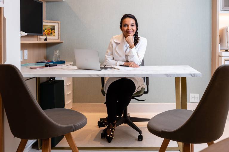 Fotografia RJ - Ensaio fotográfico institucional e corporativo. Retratos da Dra Bárbara Ciraudo e do seu consultório de dermatologia na Barra da Tijuca - RJ. Fotografia profissional para sites e Instagram.  Fotos de Jaque Salles fotografia.