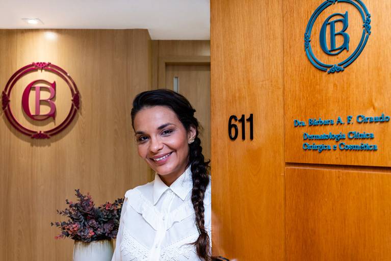 Fotografia RJ - Ensaio fotográfico institucional e corporativo. Retratos da Dra Bárbara Ciraudo e do seu consultório de dermatologia na Barra da Tijuca - RJ. Fotografia profissional para sites e Instagram.  Fotos de Jaque Salles fotografia.