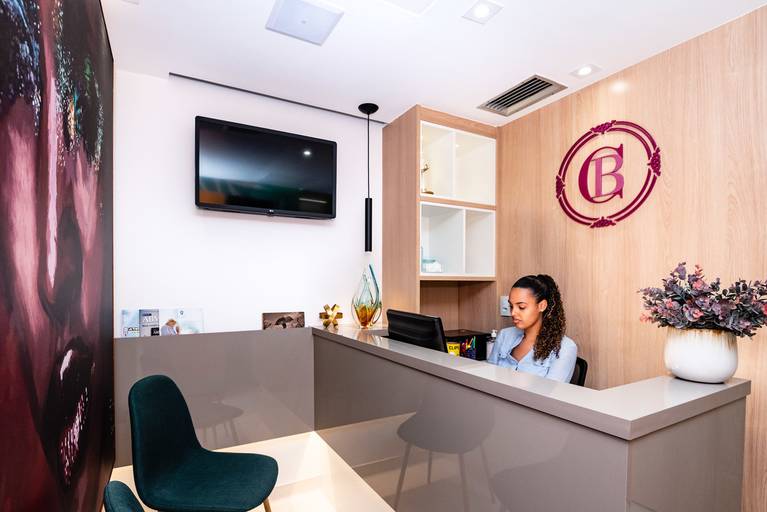 Fotografia RJ - Ensaio fotográfico institucional e corporativo. Retratos da Dra Bárbara Ciraudo e do seu consultório de dermatologia na Barra da Tijuca - RJ. Fotografia profissional para sites e Instagram.  Fotos de Jaque Salles fotografia.