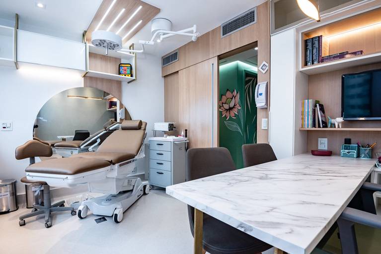 Fotografia RJ - Ensaio fotográfico institucional e corporativo. Retratos da Dra Bárbara Ciraudo e do seu consultório de dermatologia na Barra da Tijuca - RJ. Fotografia profissional para sites e Instagram.  Fotos de Jaque Salles fotografia.