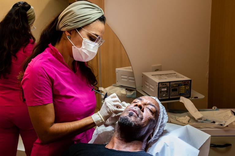 Fotografia RJ - Ensaio fotográfico profissional para mídias sociais, site e Instagram. Retratos de um consultório médico na Barra da Tijuca. Fotos da fotógrafa Jaque Salles Fotografia

