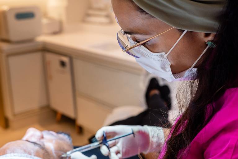 Fotografia RJ - Ensaio fotográfico profissional para mídias sociais, site e Instagram. Retratos de um consultório médico na Barra da Tijuca. Fotos da fotógrafa Jaque Salles Fotografia

