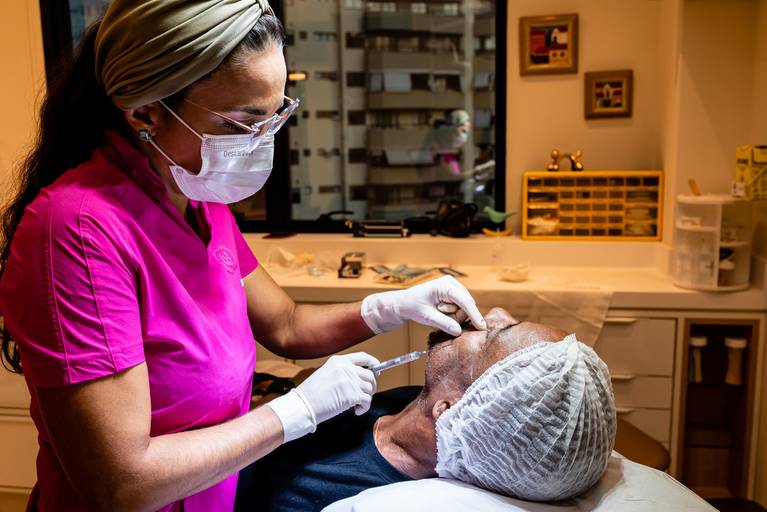 Fotografia RJ - Ensaio fotográfico profissional para mídias sociais, site e Instagram. Retratos de um consultório médico na Barra da Tijuca. Fotos da fotógrafa Jaque Salles Fotografia

