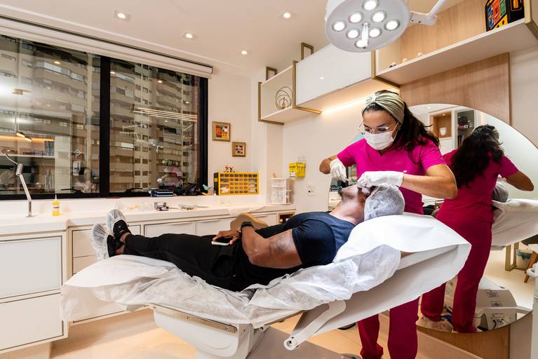 Fotografia RJ - Ensaio fotográfico profissional para mídias sociais, site e Instagram. Retratos de um consultório médico na Barra da Tijuca. Fotos da fotógrafa Jaque Salles Fotografia

