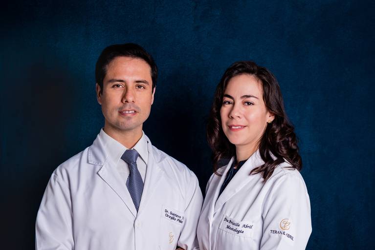 Fotografia RJ - Ensaio fotográfico profissional para mídias sociais, site e Instagram. Retratos dos médicos e fotografia consultório médico de cirurgia plástica na Barra da Tijuca. Fotos da fotógrafa Jaque Salles fotografia.