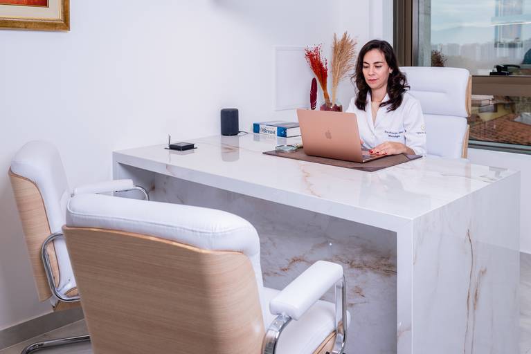 Fotografia RJ - Ensaio fotográfico profissional para mídias sociais, site e Instagram. Retratos dos médicos e fotografia consultório médico de cirurgia plástica na Barra da Tijuca. Fotos da fotógrafa Jaque Salles fotografia.