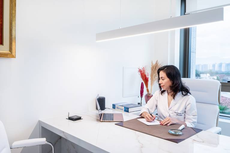 Fotografia RJ - Ensaio fotográfico profissional para mídias sociais, site e Instagram. Retratos dos médicos e fotografia consultório médico de cirurgia plástica na Barra da Tijuca. Fotos da fotógrafa Jaque Salles fotografia.