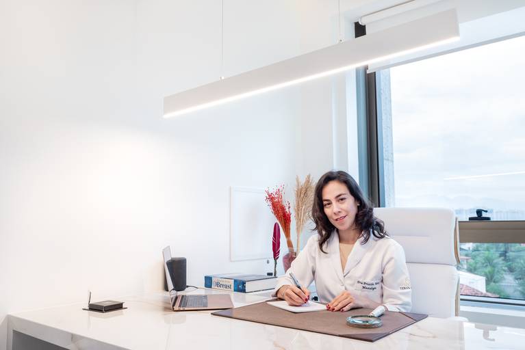 Fotografia RJ - Ensaio fotográfico profissional para mídias sociais, site e Instagram. Retratos dos médicos e fotografia consultório médico de cirurgia plástica na Barra da Tijuca. Fotos da fotógrafa Jaque Salles fotografia.