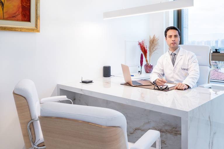 Fotografia RJ - Ensaio fotográfico profissional para mídias sociais, site e Instagram. Retratos dos médicos e fotografia consultório médico de cirurgia plástica na Barra da Tijuca. Fotos da fotógrafa Jaque Salles fotografia.