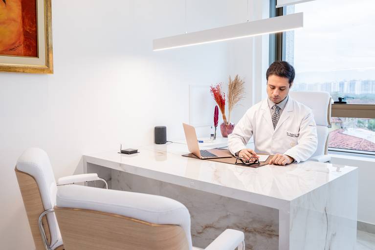 Fotografia RJ - Ensaio fotográfico profissional para mídias sociais, site e Instagram. Retratos dos médicos e fotografia consultório médico de cirurgia plástica na Barra da Tijuca. Fotos da fotógrafa Jaque Salles fotografia.