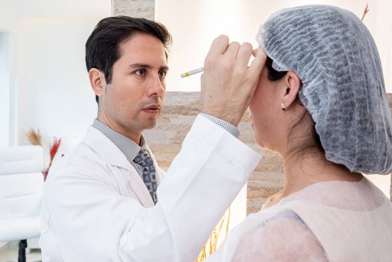 Fotografia RJ - Ensaio fotográfico profissional para mídias sociais, site e Instagram. Retratos dos médicos e fotografia consultório médico de cirurgia plástica na Barra da Tijuca. Fotos da fotógrafa Jaque Salles fotografia.