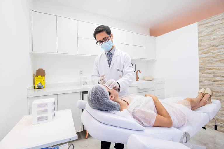 Fotografia RJ - Ensaio fotográfico profissional para mídias sociais, site e Instagram. Retratos dos médicos e fotografia consultório médico de cirurgia plástica na Barra da Tijuca. Fotos da fotógrafa Jaque Salles fotografia.